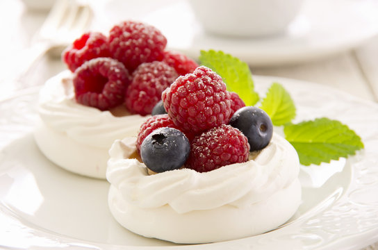 meringues mit Fr&uuml;chten