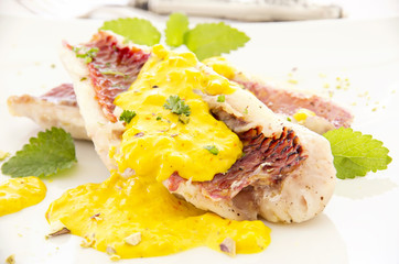 Seebarben mit Safransauce