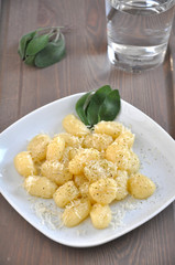 Gnocchi in Olivenöl mit Salbei