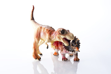 白背景に恐竜の玩具