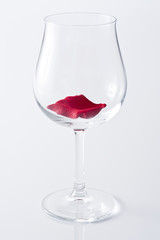 ワイングラスにはいった薔薇の花びら