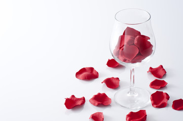 ワイングラスにはいった薔薇の花びら