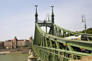 Die Freiheitsbrücke mit Gellert Bad und Hotel in Budapest