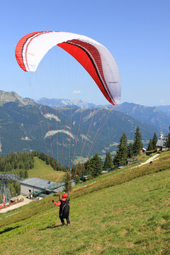 Gleitschirmfliegen am Zw&ouml;lferhorn