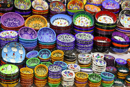 Classical Turkish ceramics on the bazaar