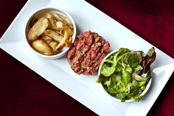 Steak tartare, frites, salade, cuisine, plat, viande, repas