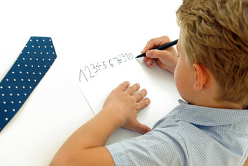 Junge schreibt Zahlen