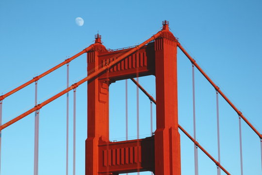 Pfeiler der Golden Gate Bridge mit Mond
