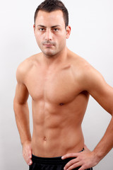 Sportlicher Mann mit Sixpack