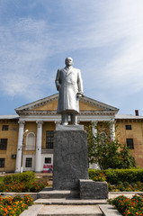 Памятник Ленину на фоне здания советского периода.