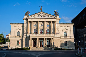 Fototapeta na wymiar Historyczny budynek Opery Narodowej w Pradze