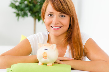 junge frau mit sparschwein