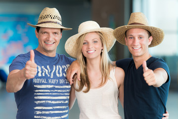 Drei glückliche Urlauber