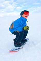 Fototapeta na wymiar Chłopiec snowboardzie