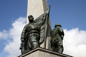 Fototapeta na wymiar Obelisk na radzieckiej Cemetery Memorial w Brandenburg ad Havel