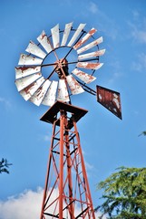 elica e traliccio di pompa eolica