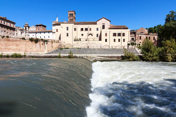 S.Bartolomeo visto dalla soglia del tevere