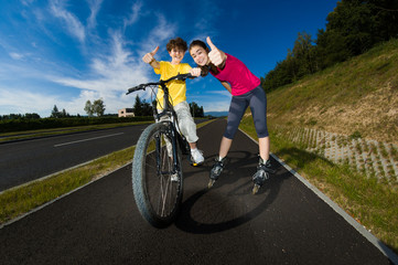 Fototapeta na wymiar Aktywnych młodych ludzi - w rolkach, na rowerze