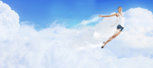 Fototapeta na wymiar Tancerz nowoczesnym stylu z błękitnego nieba