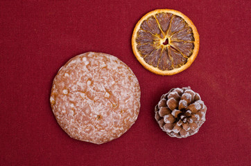 Lebkuchen auf weinroten Tuch