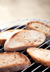 Brotscheiben auf dem Grill