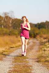 Junge Frau beim Joggen