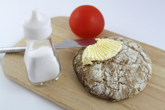 fr&uuml;hst&uuml;cksbrettchen mit brot und tomate