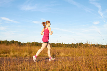 Junge Frau beim Joggen