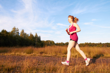 Junge Frau beim Joggen