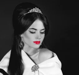 Photo sur Plexiglas Rouge, noir, blanc Belle femme aux lèvres rouges. Bijoux et Beauté. Photo de mode