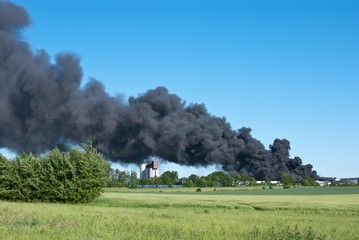 Riesige Rauchwolke, Großbrand in Industriegebiet, Niedersachsen, Deutschland, Europa