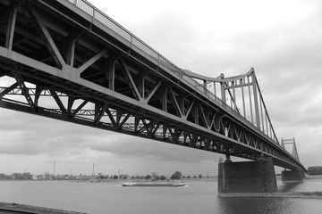 Rheinbrücke bei Krefeld in sw
