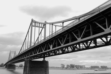 Rheinbrücke in Krefeld in sw