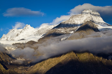 Fototapeta na wymiar Snowy góry