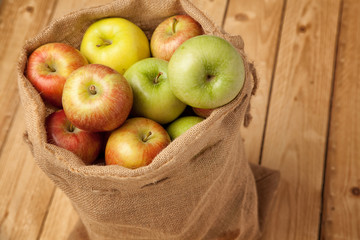 Jutesack gefüllt mit Äpfeln