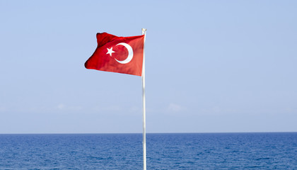 Флаг Турции на фоне моря и синего неба