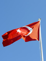 Флаг Турции на фоне синего неба