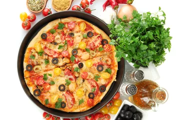 Poster kleurrijke samenstelling van heerlijke pizza, groenten en kruiden © Africa Studio
