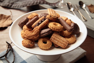 BISCOTTI MISTI CON CIOCCOLATO SU TAVOLO