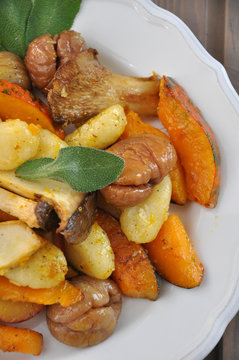 Gnocchi mit K&uuml;rbis, Pilzen, Maroni und Salbei