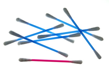 Bunte Wattestäbchen freigestellt
