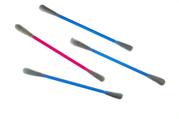 Bunte Wattestäbchen freigestellt