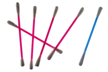 Bunte Wattestäbchen freigestellt