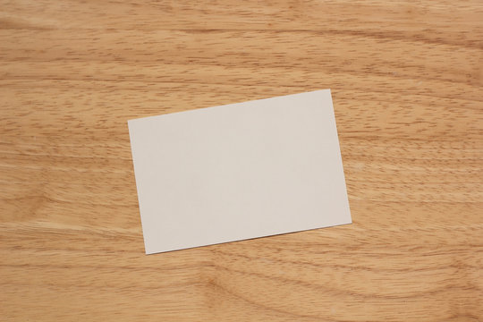 Brett mit einem weißem Zettel