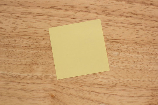 Brett mit einem gelben Zettel