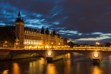 Naklejka na ściany i meble Conciergerie nocą, Paryż, Francja