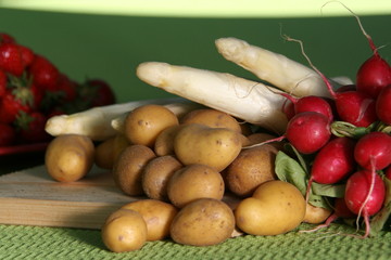 Spargel, Kartoffeln und Radieschen