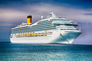 Beautifull cruise ship - obrazy, fototapety, plakaty