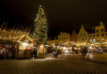 Fototapeta na wymiar Christmas rynku wokół choinki w Tallinie, Estonia