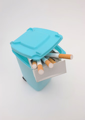 Zigaretten in Mülltonne